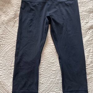 Women’s lululemon cropped navy Leggings